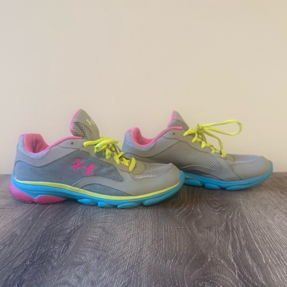 Under armour girls size 5 sneakers